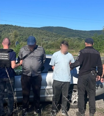 Священник пытался вывезти за границу мужчину, спрятав его &quot;под рясами&quot;