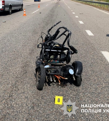 На Київщині легковик під кермуванням молодика протаранив скутер, водій якого загинув на місці ДТП. ФОТО