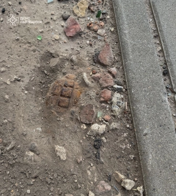 Біля зупинки громадського транспорту у Львові знайшли гранату