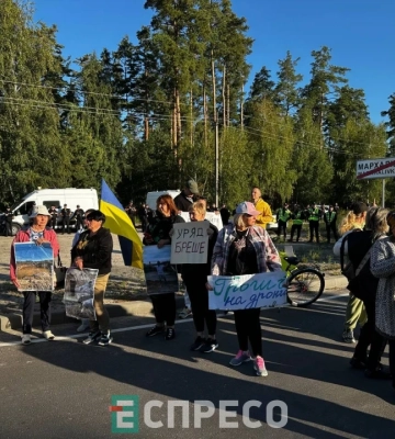 Люди вийшли на протест через відкриття Нацмеморіалу у Мархалівці. Активісти кажуть, що частину людей &quot;запакували в автозаки&quot;