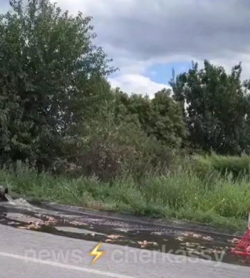 У Слободі прорвало каналізацію, через що на дорогу вилилися нечистоти (ФОТО)