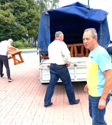 &quot;Рідна країна&quot; подарила Каневу скамейки для Успенского собора: кто помог восстановить святыню