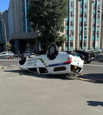У Києві автомобіль Renault зіштовхнувся зі службовим авто поліції – водій-поліцейський загинув