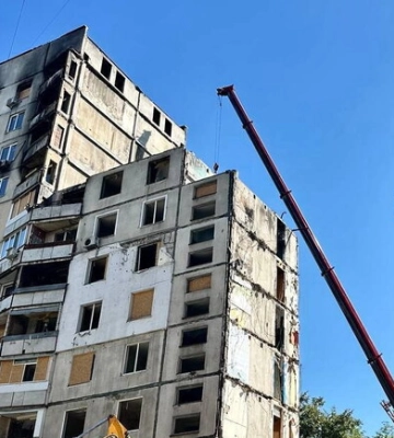 На ХТЗ демонтируют часть многоэтажки, в которую попала российская авиабомба