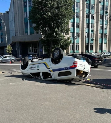 У Києві перекинулось авто поліції, є загиблий