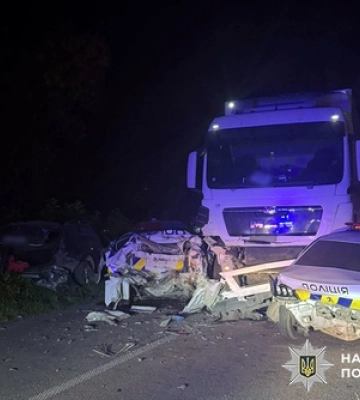 Вантажівка врізалася у поліцейських, які оформляли ДТП: деталі масової автотрощі на Хмельниччині Вантажівка врізалася у поліцейських, які оформляли ДТП: деталі масової автотрощі на Хмельниччині