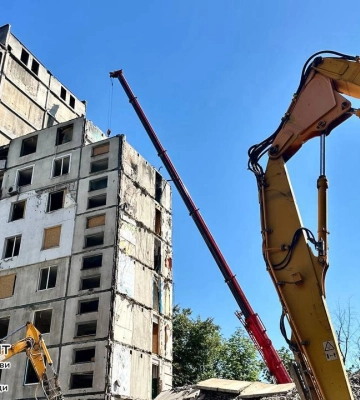На ХТЗ демонтируют часть многоэтажки, в которую попала российская авиабомба