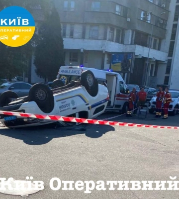 У Києві перекинулось авто поліції, є загиблий