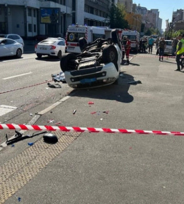У Києві автомобіль поліцейських від удару у ДТП перевернувся на дах – ДБР відкрило справу