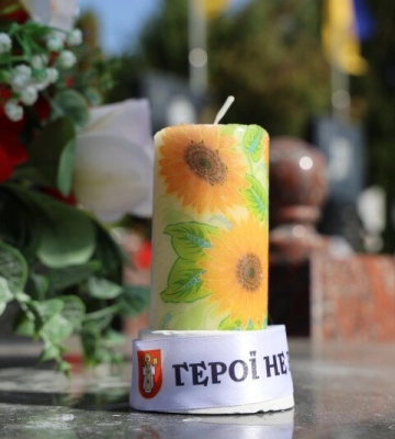 Панахида, хвилина мовчання, квіти і свічки: у Луцьку вшанували пам’ять захисників України