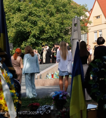 У День пам&#039;яті захисників України полеглих військових вшанували на Пагорбі Слави в Ужгороді | ФОТО