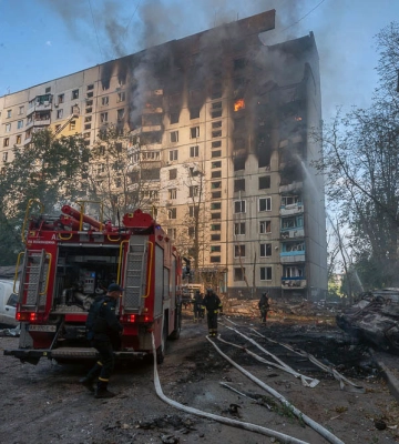 На ХТЗ демонтируют часть многоэтажки, в которую попала российская авиабомба