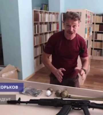 Пропагандист з окупованої частини Запорізької області, що раніше рекламував вступ по російської армії, тепер радіє що дітям у школу завезли макети автоматів та гранат