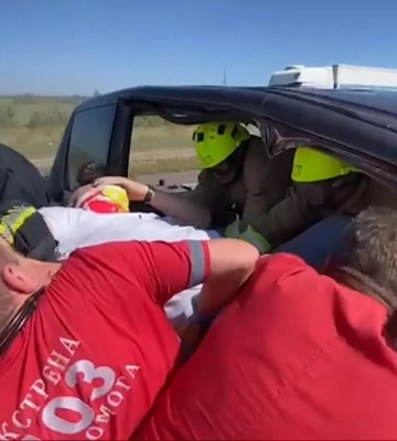 Рівненські рятувальники дістали чоловіка з понівеченого в ДТП авто (ФОТО) Рівненські рятувальники дістали чоловіка з понівеченого в ДТП авто (ФОТО)