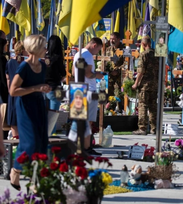 Украина чтит память: в Киеве установлен Мемориал с казацким крестом на Берковецком кладбище Украина чтит память: в Киеве установлен Мемориал с казацким крестом на Берковецком кладбище