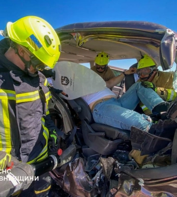 Рівненські рятувальники деблокувализ авто постраждалого в ДТП на Житомирщині Рівненські рятувальники деблокувализ авто постраждалого в ДТП на Житомирщині
