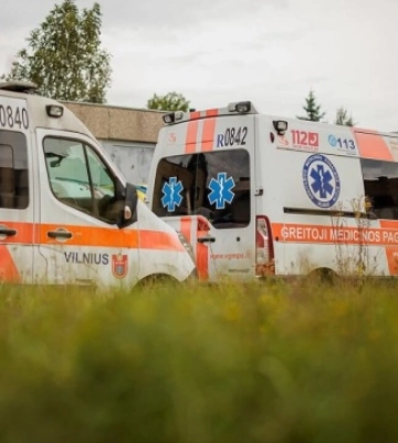 У Вільнюсі відбулася передача 11 «швидких» для українських медиків