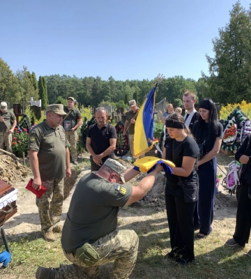 Овдовіла дружина, без батька залишилися донечка: на Волині в останню дорогу провели Героя Миколу Комарова