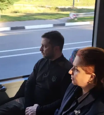 «За проїзд передаємо»: українці відреагували на поїздку Зеленського в автобусі 