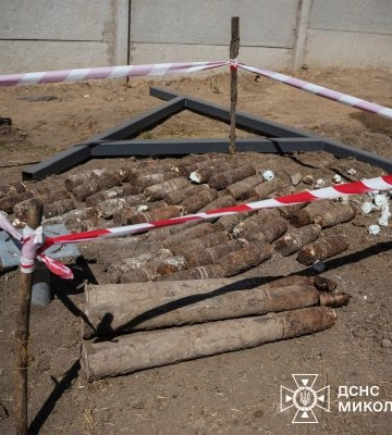 У Миколаєві під час земляних робіт виявлено 64 артилерійських снаряди (ВІДЕО)