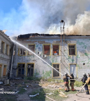 Війська Росії вдарили по Добропіллю: виникла масштабна пожежа на території підприємства
