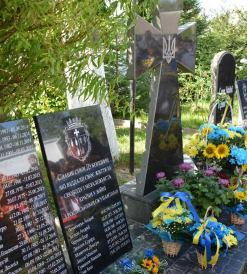 Вшанували загиблих за Україну: у Дубні освятили 21 плиту з іменами захисників