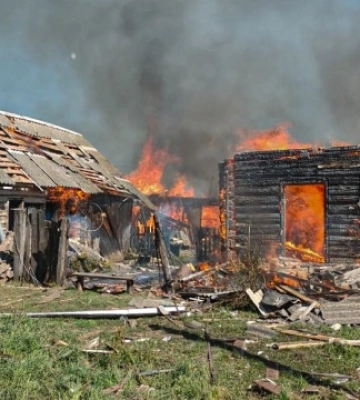 На Сумщині від російського обстрілу зайнялася пожежа, поранена жінка
