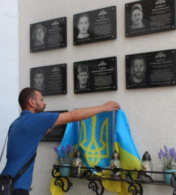 В місті на Волині брат Героя Валерія Грибчука відкрив дошку пам’яті загиблого воїна