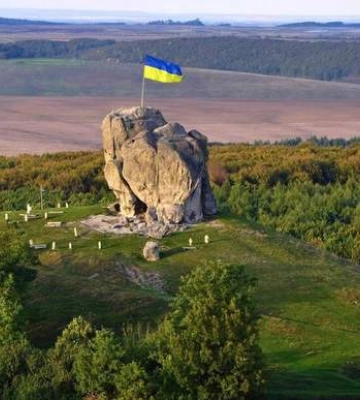 Де на Львівщині розташована брила, яку за легендами диявол хотів скинути на монастир