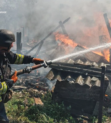 Рятувальники показали, як гасили пожежу на Шосткинщині після атаки російських КАБів
