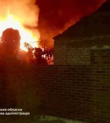 Через ракетний удар Запоріжжям шириться пожежа, в ОВА розповіли про постраждалих Через ракетний удар Запоріжжям шириться пожежа, в ОВА розповіли про постраждалих