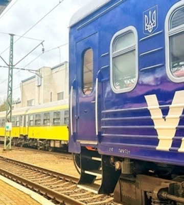 Поїзд, який їде через Волинь до Польщі, затримується після ворожої атаки Поїзд, який їде через Волинь до Польщі, затримується після ворожої атаки
