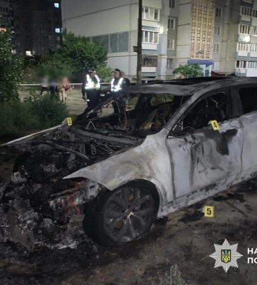У Черкасах поліція затримала підлітка, який на замовлення підпалив автомобіль елітної марки