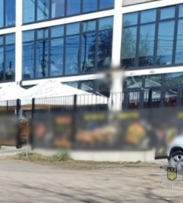 На Одещині легковий автомобіль «вилетів» на тротуар і збив літню жінку