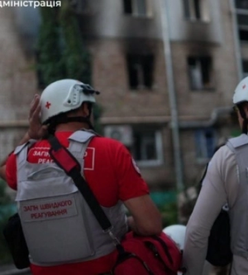 У Запоріжжі внаслідок атаки понад сто пошкоджених будинків, люди шукають прихисток У Запоріжжі внаслідок атаки понад сто пошкоджених будинків, люди шукають прихисток
