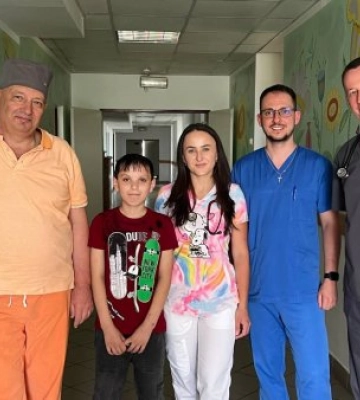 Лікарі Закарпатської обласної дитячої лікарні врятували життя маленькому пацієнту після важкої ДТП!