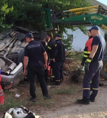 На Одещині п’яний водій врізався в дерево: є загиблий і потерпілі