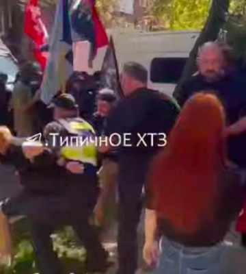 У Харкові знову штовханина навкруг «ХарківПрайду» У Харкові знову штовханина навкруг «ХарківПрайду»