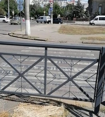 У центрі Миколаєва на пішохідному переході встановили металевий паркан
