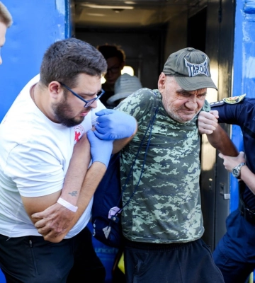 Ще один крок до безпеки: у Рівному поліцейські зустріли восьмий евакуаційний потяг із Донеччини Ще один крок до безпеки: у Рівному поліцейські зустріли восьмий евакуаційний потяг із Донеччини