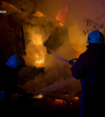 Вночі на Глухівщині рятувальники ліквідували пожежу в житловому будинку (відео)