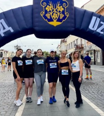 Забіг пам’яті в Ужгороді: тисячі людей бігли за Героїв України