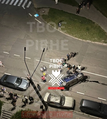У Рівному «Volkswagen» влетів у припарковану «Mazda»: травмувалась неповнолітня