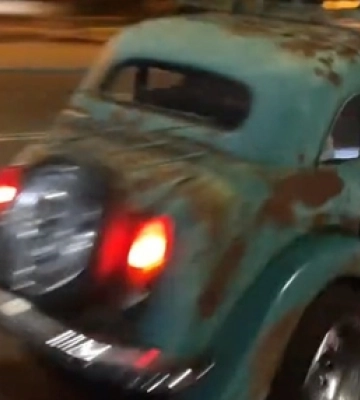 На луцьких вулицях помітили чудернацьку ретро автівку (відео)