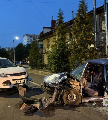 Внаслідок карколомної ДТП в Івано-Франківську загинула жінка та постраждали двоє чоловіків. ФОТО