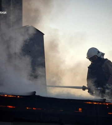 Рятувальники показали, як гасили пожежу в Путивлі після ворожого удару