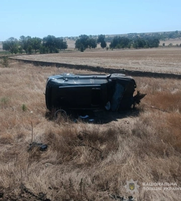 На Одещині Lexus злетів з дороги й перекинувся: загинула жінка, постраждали водій і 5-річна дитина