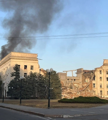 В результате российского артобстрела горело здание Херсонской ОГА: что известно В результате российского артобстрела горело здание Херсонской ОГА: что известно