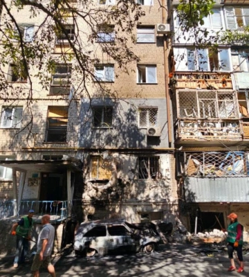 Наслідки ранкової атаки РФ на Херсон: пошкоджено медичний та освітній заклади, адмінбудівлю і багатоповерхівку. ФОТОрепортаж