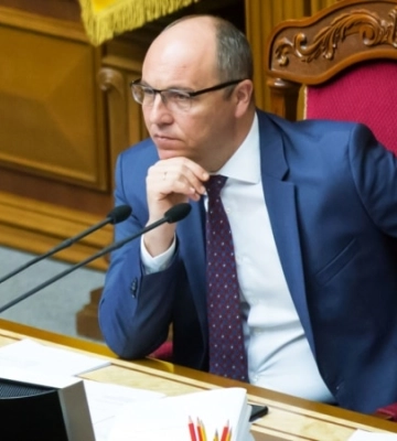 У Києві на будівлі Ради приспустили державний прапор в пам’ять Парубія